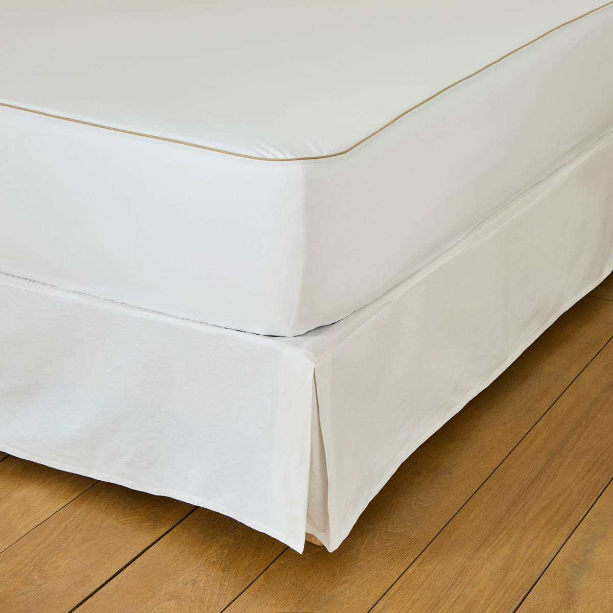Waterproof cotton mattress protector - beige piping