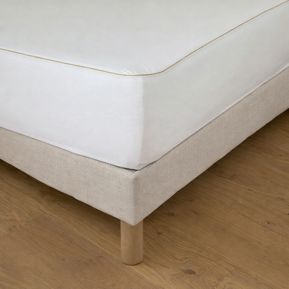 Absorbent fleece mattress protector - beige piping